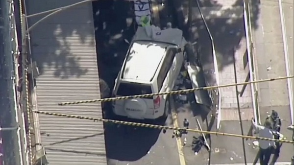 Paura a Melbourne: SUV si lancia sulla folla, 14 feriti
