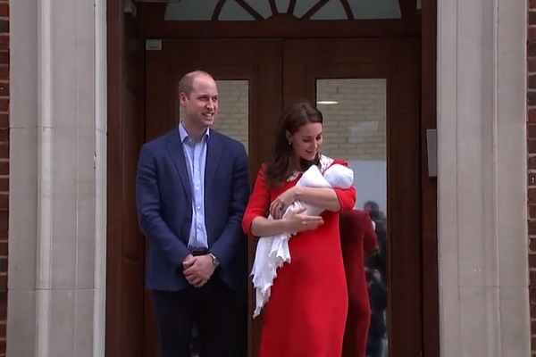 Kate e William presentano il loro terzo figlio al mondo (FOTO)