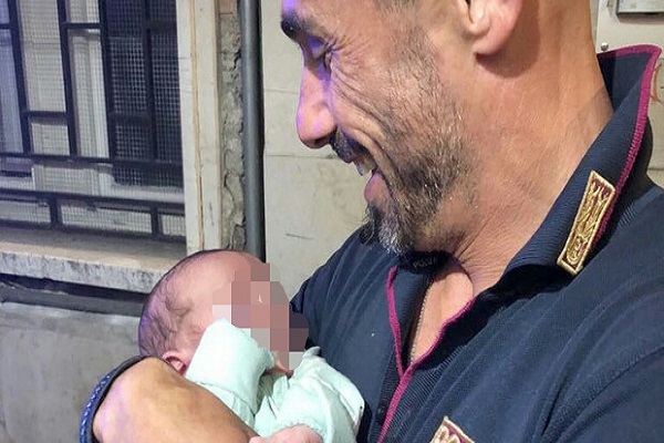 Neonato abbandonato in strada a Brescia: si cerca la madre