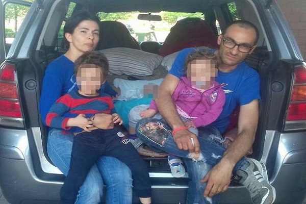 Vive in auto con i figli: ha paura di perdere i suoi bambini 