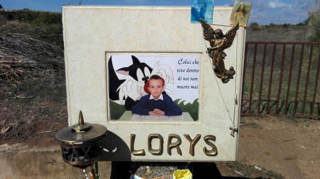 Oltraggio a Loris Stival: rubata foto dall’altarino