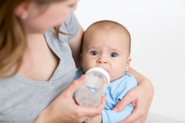 Acqua ai neonati: quando il bambino inizia a bere