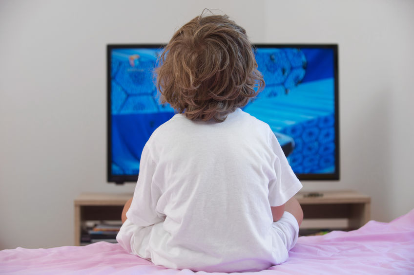 La televisione fa male al cervello dei bambini? A che età si può incominciare a guardare la Tv? Per quanto tempo si può guardare la televisione senza temere che ingeneri danni?
