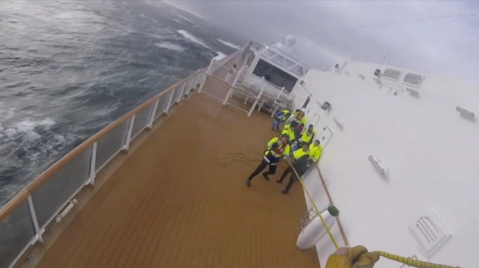 Viking Sky, nave da crociera in avaria a largo della Norvegia: il video del salvataggio via cielo di circa 400 passeggeri. Operazione senza precedenti.