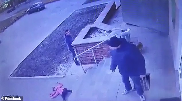 papà ucraino è sotto accusa: ha lanciato sua figlia dalle scale di un supermercato 