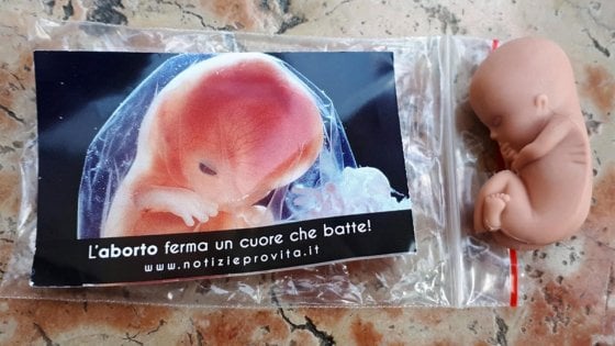 feto di plastica gadget Verona Congresso della Famiglia