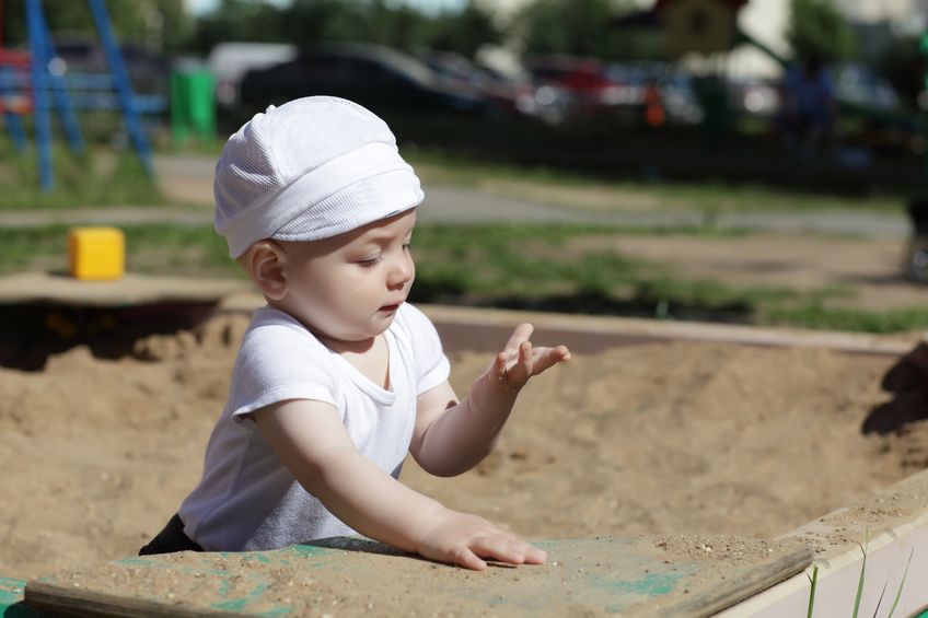 cosa fare quando il bambino mangia la sabbia