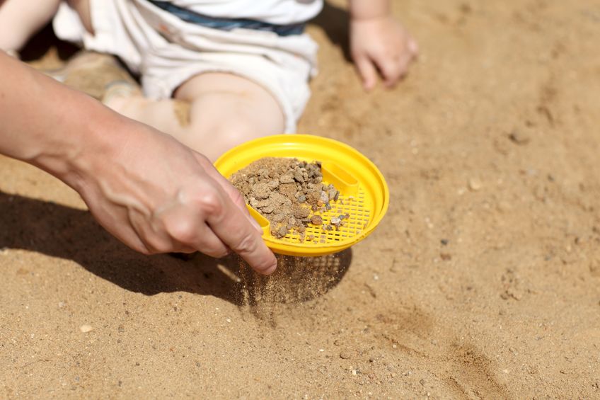 cosa fare quando il bambino mangia la sabbia