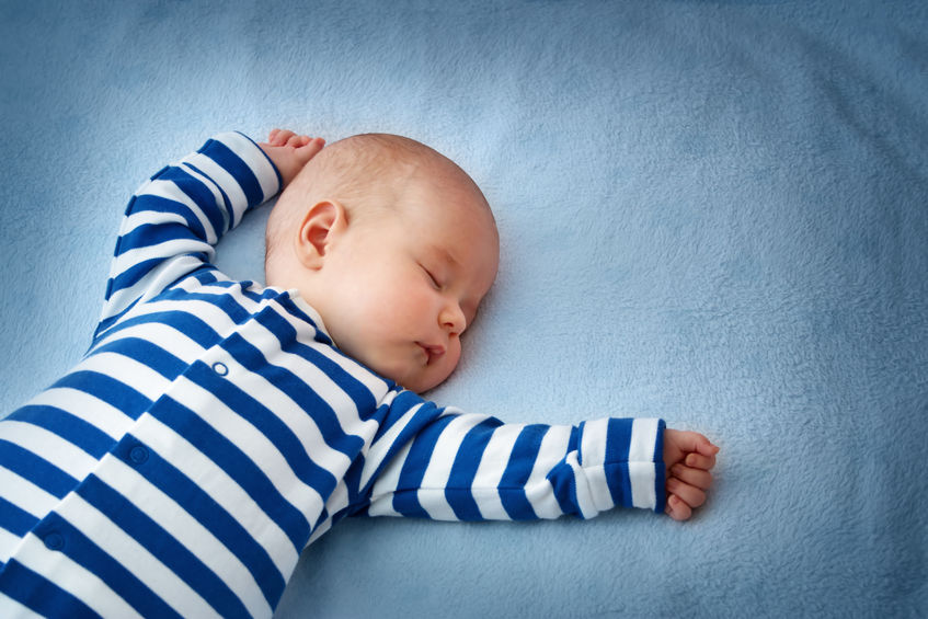 perché il neonato dorme scoperto