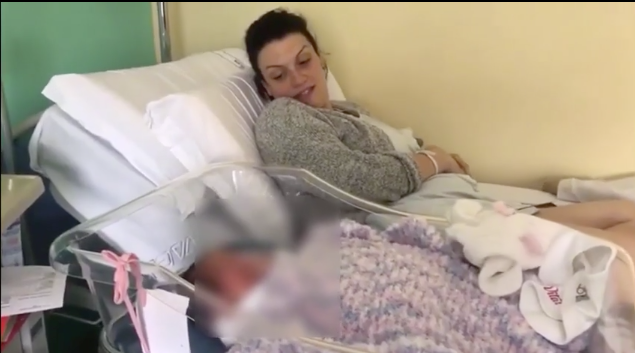 Mamma partorisce in videoconferenza dalla sala parto