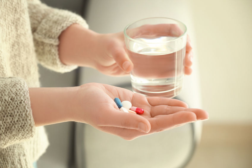 I farmaci da tenere in casa per gestire una piccola farmacia domestica: medicinali adatti a febbre, contusioni, mal di testa, allergie e scottature comuni.