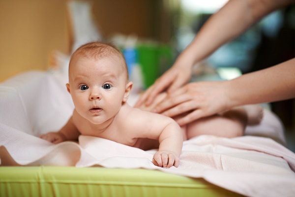 Crescere senza pannolino: neonata di 2 settimane usa il vasino