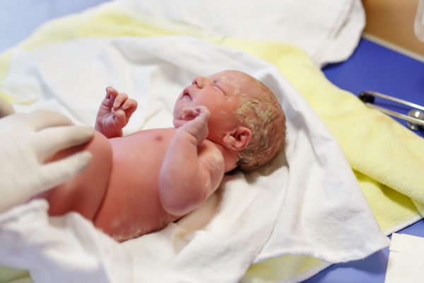 I controlli medici dopo il parto per il neonato: in ospedale.
