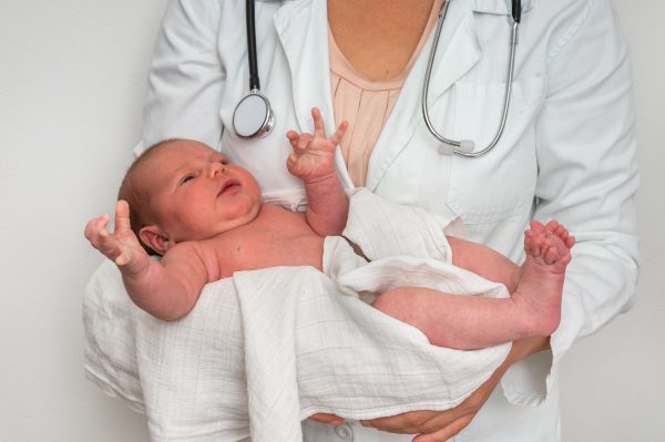 controlli medici dopo il parto sul gruppo sanguigno mamma-bebè