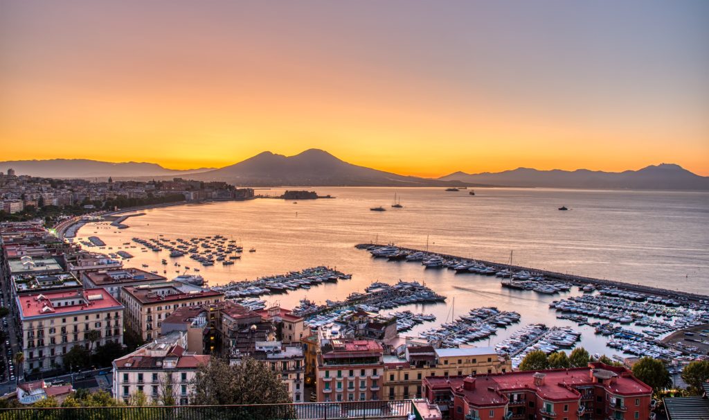 Guardare Mare Fuori è ambientato a Napoli